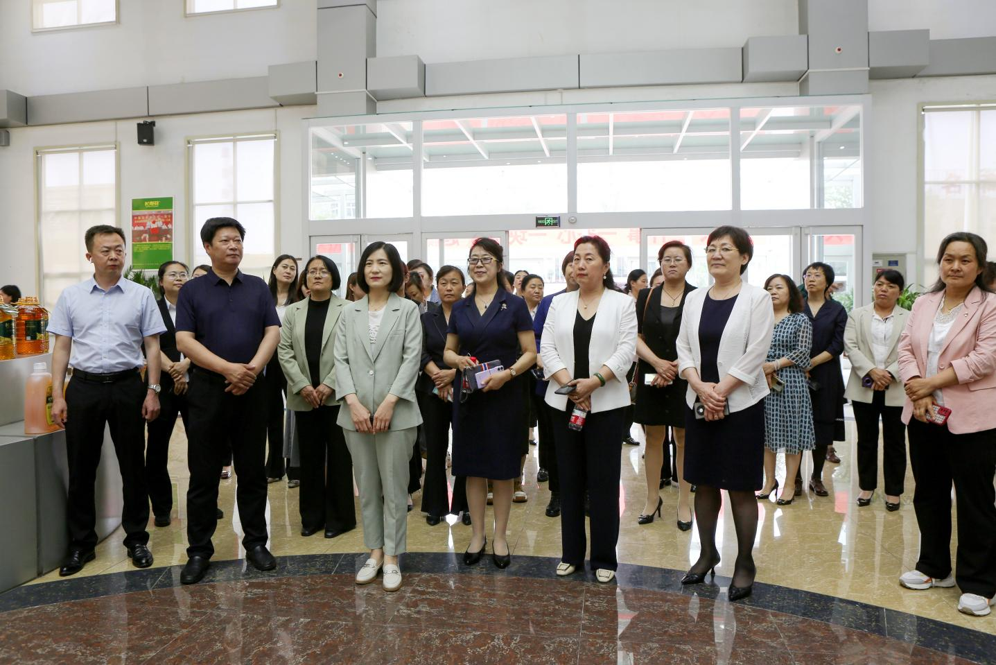 邹平市女企业家协会走进山东鸿运国际集团观摩交流