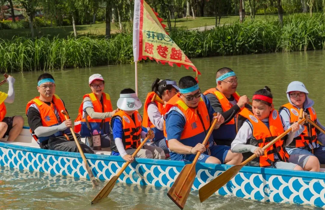 健康守护 乐享生活｜“鸿运国际粮油杯”环濠河亲子龙舟赛飞桨争渡 破浪前行