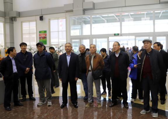 省人大常委会机关退休干部来鸿运国际集团参观考察